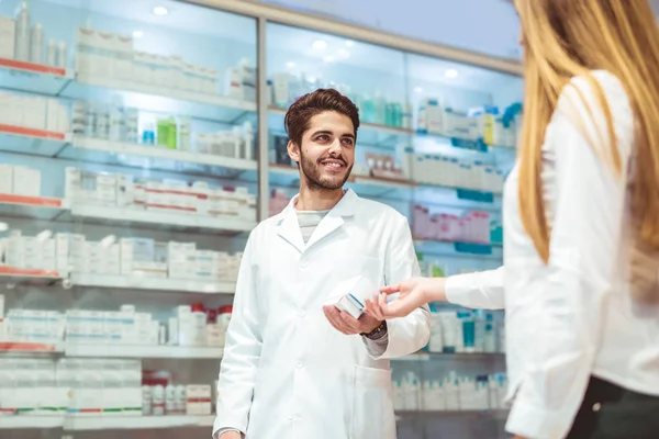 Zkušeného Lékárníka Poradenství Zákaznici Moderní Farmacii — Stock fotografie