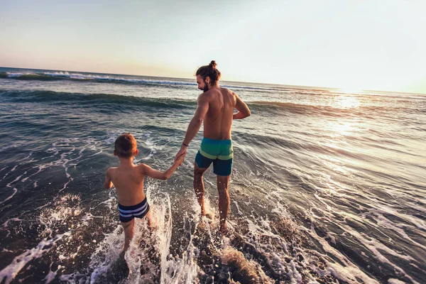 Padre Figlio Che Giocano Sulla Spiaggia Durante Giorno — Foto Stock