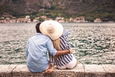 Denizin kenarında yaz zaman zevk aşk, Çift.