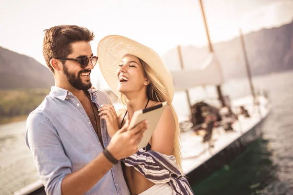 Paar Liefde Genieten Van Zomer Tijd Door Zee — Stockfoto