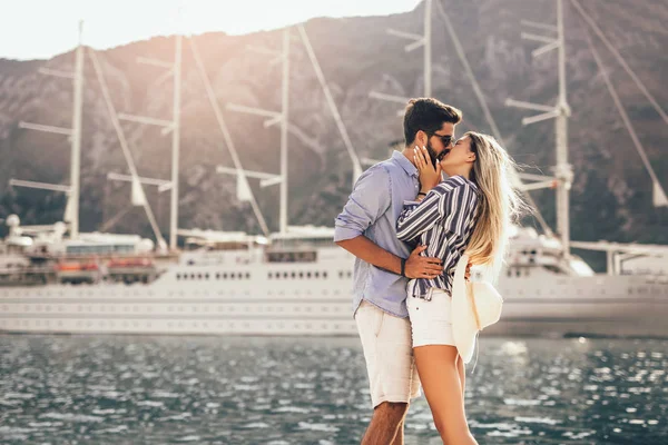 Pareja Enamorada Disfrutando Hora Verano Junto Mar —  Fotos de Stock