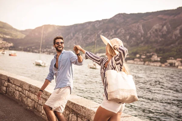 Verliebtes Paar Das Den Sommer Meer Genießt — Stockfoto