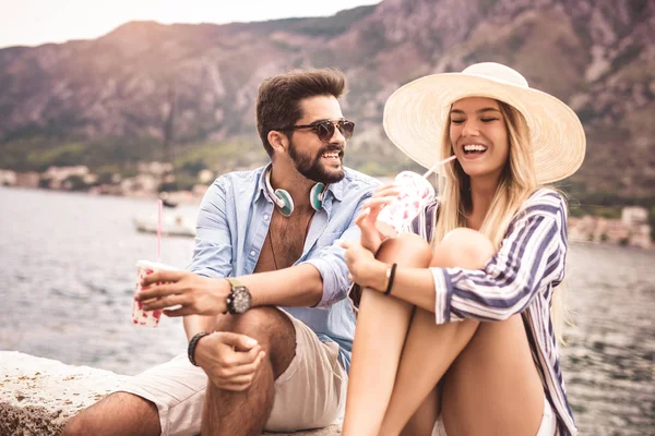 Casal Apaixonado Curtindo Verão Beira Mar — Fotografia de Stock