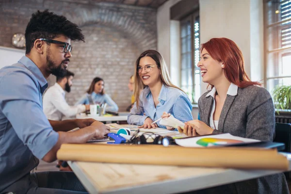 Grupo Jovens Empresários Trajes Casuais Inteligentes Trabalhando Juntos Escritório Criativo — Fotografia de Stock