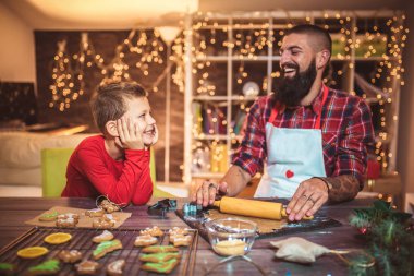 Baba ve oğul gingerbread Noel çerezleri fırın.