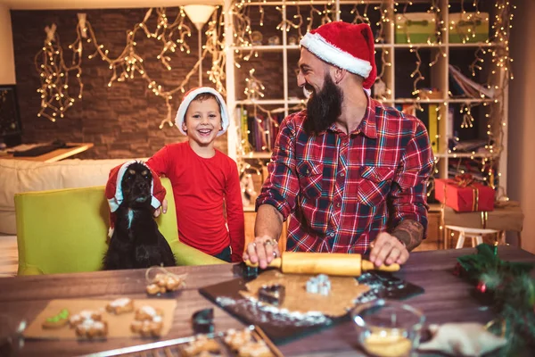 Pai Filho Filhote Cachorro Assando Biscoitos Natal — Fotografia de Stock