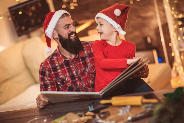 Pai Filho Lendo Livro Para Véspera Natal — Fotografia de Stock