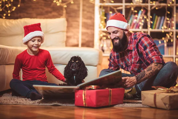 Отец Сын Читают Книгу Рождество — стоковое фото
