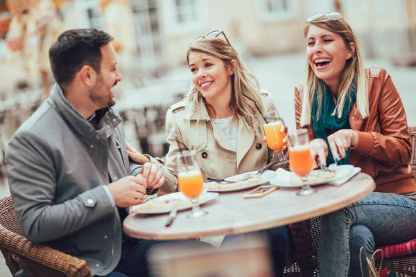 Groupe Trois Amis Utilisant Téléphone Dans Café Extérieur Jour Ensoleillé — Photo