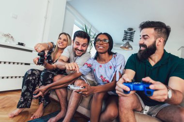 Arkadaş grubu play video oyunları birlikte.