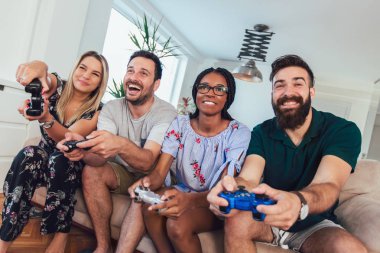 Arkadaş grubu play video oyunları birlikte.
