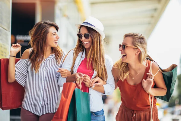 Mooie Vrouw Met Boodschappentassen Stad Sale Winkelen Toerisme Happy People — Stockfoto