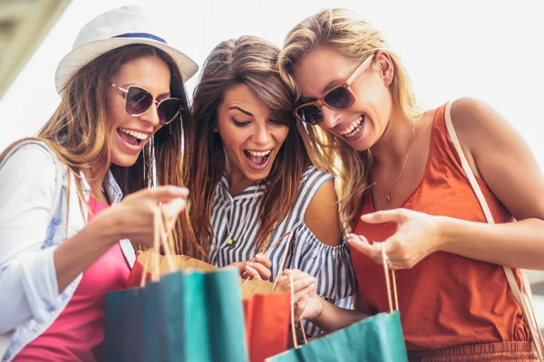 Vacker Kvinna Med Shoppingkassar Staden Försäljning Shopping Turism Och Glada — Stockfoto