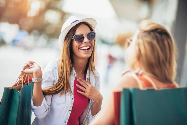 Hermosa Mujer Con Bolsas Compras Ciudad Venta Compras Turismo Gente — Foto de Stock