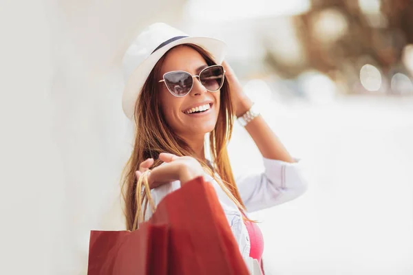 Hermosa Mujer Sosteniendo Bolsas Compras Sonriendo Aire Libre — Foto de Stock