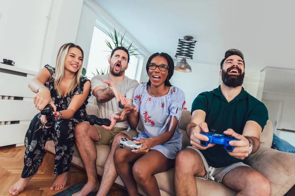 Gruppo Amici Giocare Videogiochi Insieme — Foto Stock