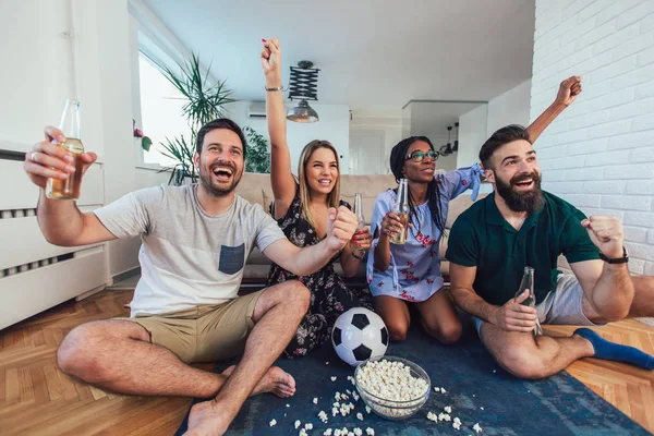 Amigos Felices Aficionados Fútbol Viendo Fútbol Televisión Celebrando Victoria Casa —  Fotos de Stock