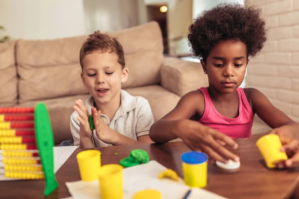 Söta Lilla Barn Gjuta Från Plastilina Bordet Hemma — Stockfoto