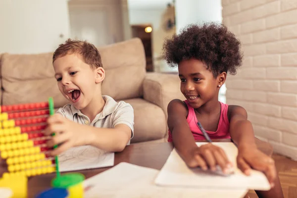 Vielrassige Kinder Zeichnen Mit Abakus Hause — Stockfoto