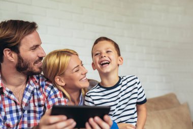 Mutlu aile dijital tablet alarak selfie evde kullanma ve having fun.
