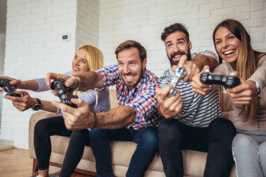 Arkadaş grubu play video oyunları birlikte.