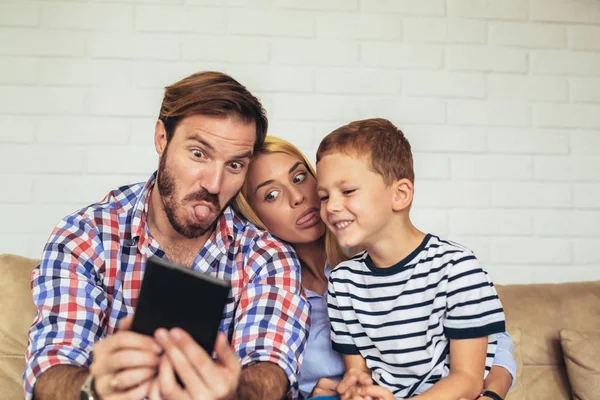 Glückliche Familie Mit Digitalem Tablet Selfie Hause Und Spaß Haben — Stockfoto