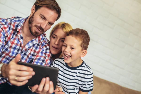 Familia Feliz Usando Tableta Digital Tomando Selfie Casa Divirtiéndose — Foto de Stock