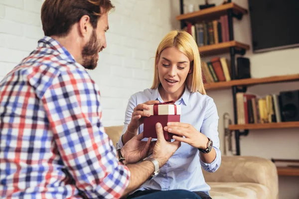 Lachende Jongeman Verrassende Vrolijke Vrouw Met Een Doos Van Gift — Stockfoto