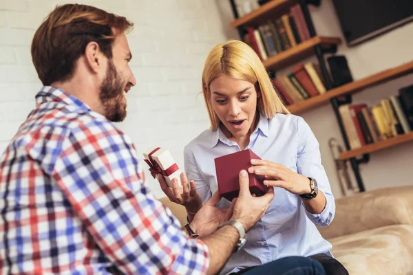 Lachende Jongeman Verrassende Vrolijke Vrouw Met Een Doos Van Gift — Stockfoto