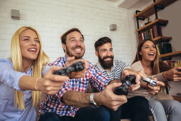 Grupo Amigos Juegan Videojuegos Juntos —  Fotos de Stock