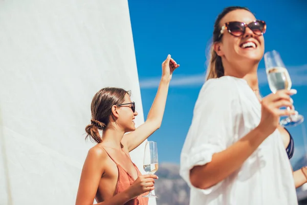 Meisjes Genieten Van Vakantie Een Jacht Partij Een Zeilboot — Stockfoto
