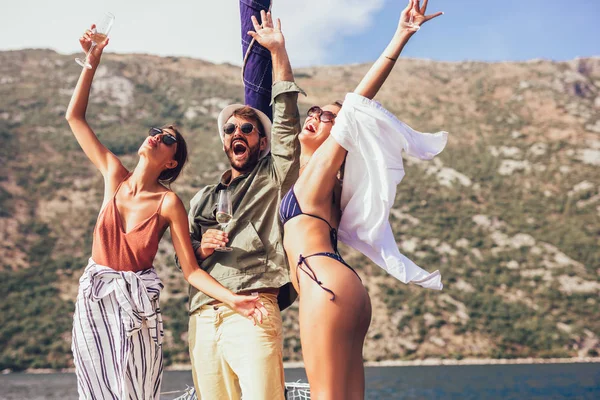 Lächelnde Freunde Die Auf Jachten Segeln Urlaub Reisen Meer Freundschaft — Stockfoto