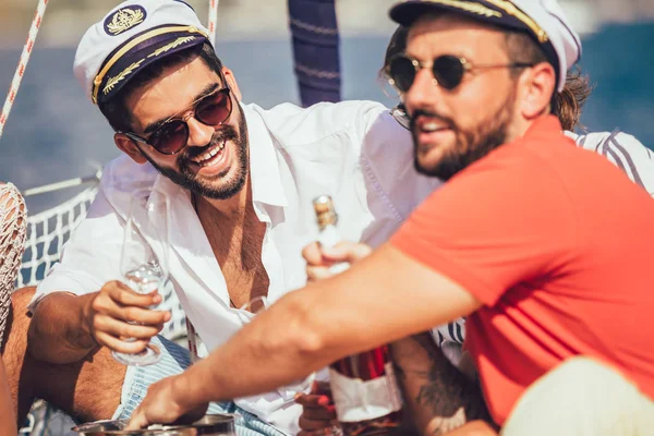 Lächelnde Freunde Die Deck Eines Segelbootes Sitzen Und Spaß Haben — Stockfoto
