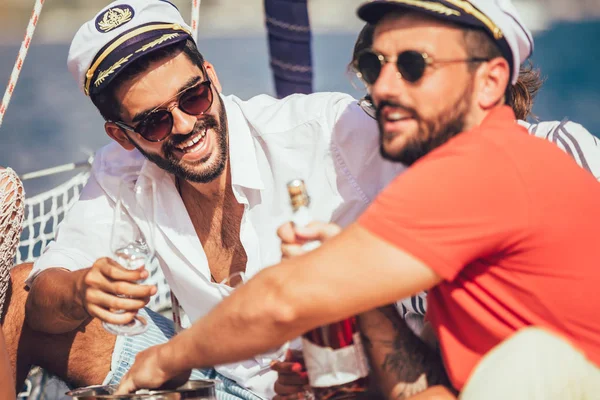 Amigos Sorridentes Sentados Convés Veleiro Divertindo Férias Viagens Mar Amizade — Fotografia de Stock