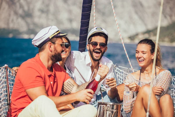 Amigos Sonrientes Sentados Cubierta Del Velero Divertirse Vacaciones Viajes Mar —  Fotos de Stock