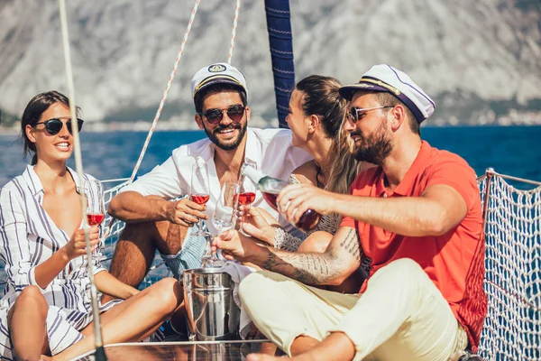 Amigos Sorridentes Sentados Convés Veleiro Divertindo Férias Viagens Mar Amizade — Fotografia de Stock