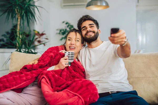 Belo Jovem Casal Assistindo Sala Estar — Fotografia de Stock