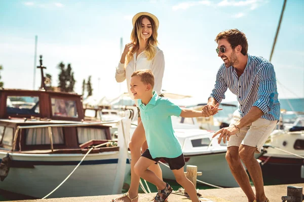 Gelukkige Familie Plezier Genieten Van Zomer Tijd Door Zee — Stockfoto