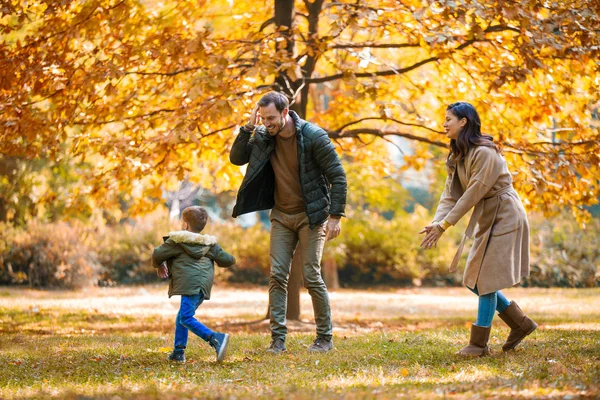 Giovane Famiglia Diverte Nel Parco Autunnale Con Suo Figlio — Foto Stock