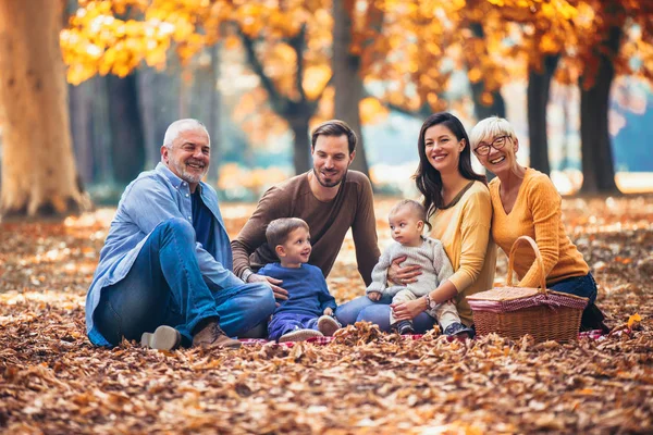 Família Geração Multl Parque Outono Divertindo — Fotografia de Stock