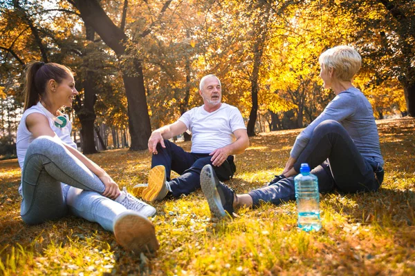 Äldre Man Och Kvinna Och Unga Kvinnliga Instruktör Träning Frisk — Stockfoto