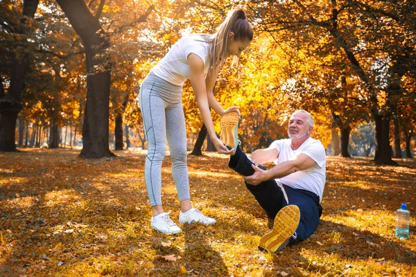 Uomo Anziano Giovane Istruttrice Allenamento All Aria Aperta Attività All — Foto Stock