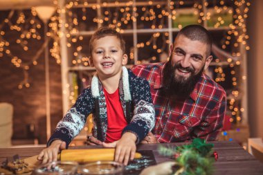 Baba ve oğul seçici odak gingerbread Noel çerezleri fırın.