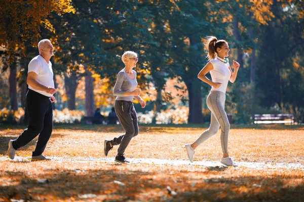 Hombre Mujer Mayores Joven Instructor Entrenamiento Aire Libre Actividades Aire — Foto de Stock