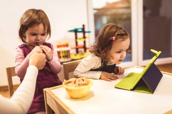 Dos Adorables Hermanitas Jugando Con Una Tableta Digital Casa —  Fotos de Stock