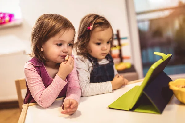 Dos Adorables Hermanitas Jugando Con Una Tableta Digital Casa — Foto de Stock