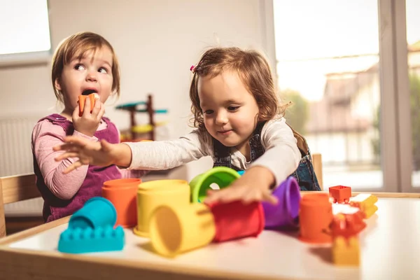 Niños Niños Pequeños Niñas Juegan Juguetes Casa Jardín Infantes Guardería —  Fotos de Stock