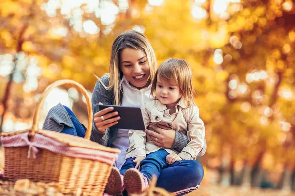 Gelukkig Zit Glimlachen Van Moeder Kind Samen Zoek Tablet Herfst — Stockfoto