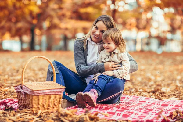 Madre Hija Parque Disfrutando Hermosa Naturaleza Otoñal —  Fotos de Stock