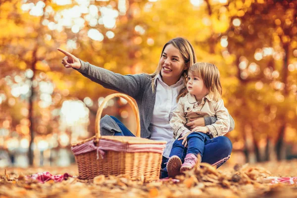 Mãe Filha Parque Desfrutando Bela Natureza Outono — Fotografia de Stock